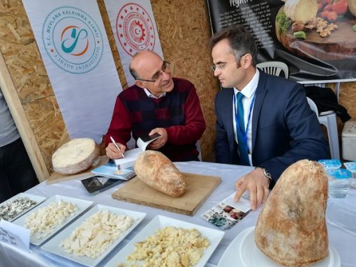 Av.Metin ÖZTÜRK, Selim AKGÜL'e kitabını imzalarken Av.Metin ÖZTÜRK kitabını imzalarken