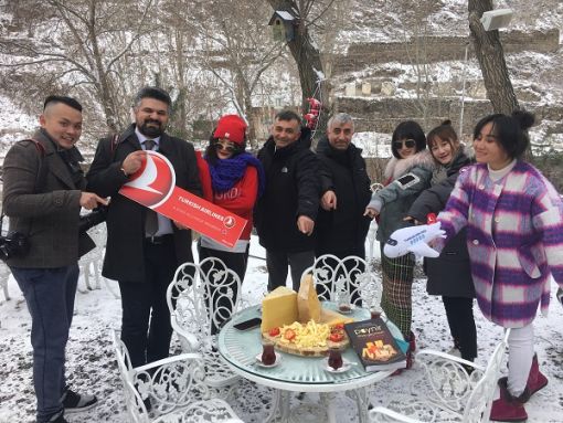 Kars'ta bir Çinli Çinli fenomenler Kars kaşarı ile