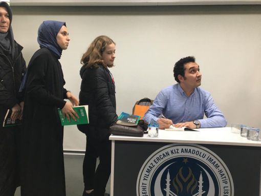 Oğuzhan Öztürk kitabını imzalarken Oğuzhan Öztürk kitabını imzalarken