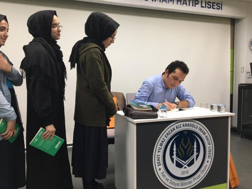  Oğuzhan Öztürk kitabını imzaladı